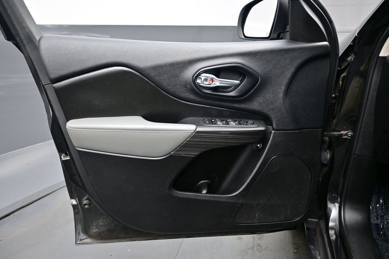 Used 2014 Jeep Cherokee Limited w/ Technology Group FWD image 12