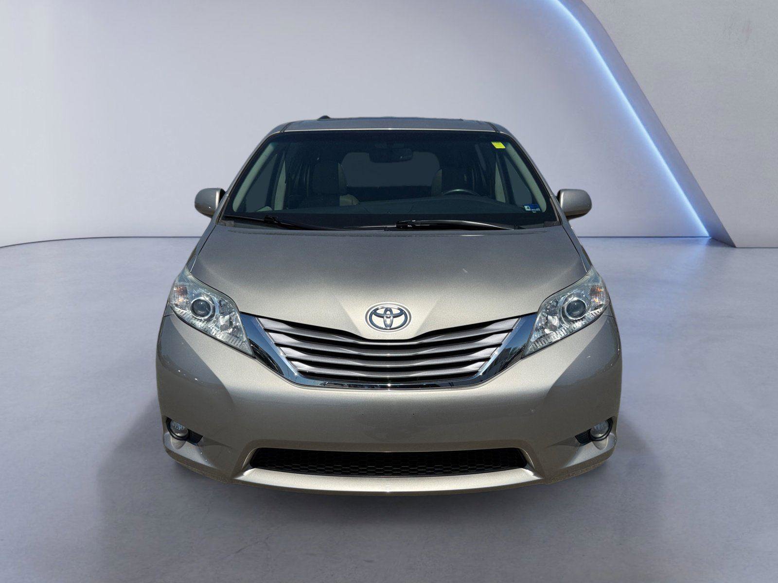 Used 2015 Toyota Sienna XLE w/ XLE Navigation Package FWD image 8