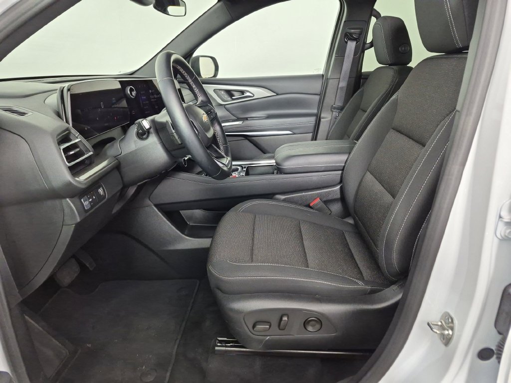 Certified 2026 Chevrolet Traverse LT FWD image 17