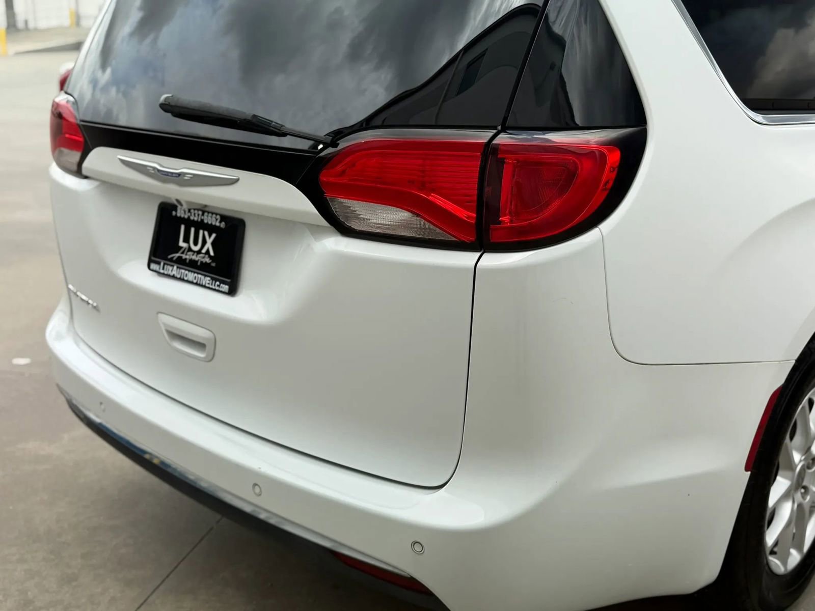 Used 2020 Chrysler Pacifica Touring-L FWD image 8