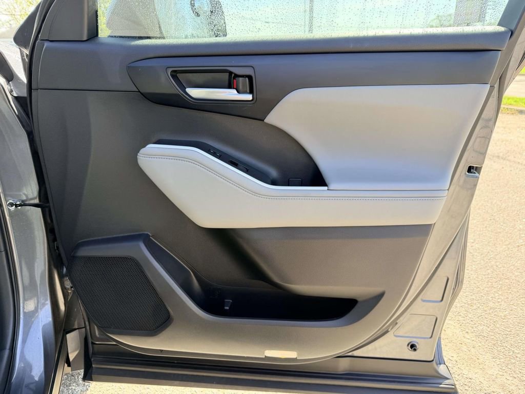 Used 2023 Toyota Highlander XLE image 11