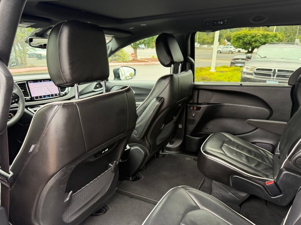 Used 2025 Chrysler Pacifica Limited FWD image 31