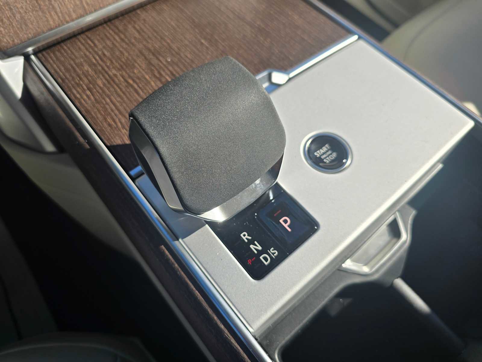 New 2025 Land Rover Range Rover SE image 34