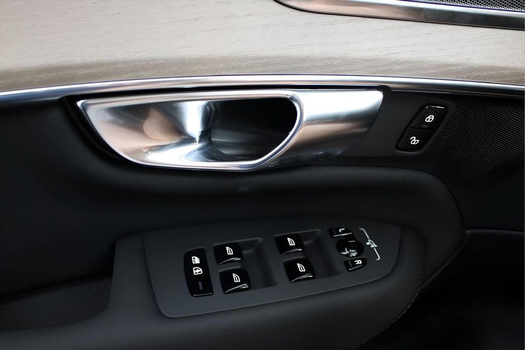 New 2025 Volvo XC90 T8 Core w/ Protection Package AWD/4WD image 19