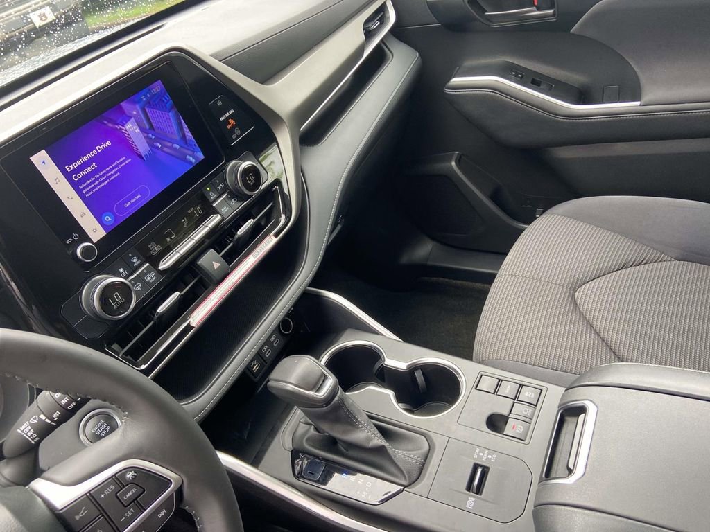 Used 2024 Toyota Highlander LE FWD image 28