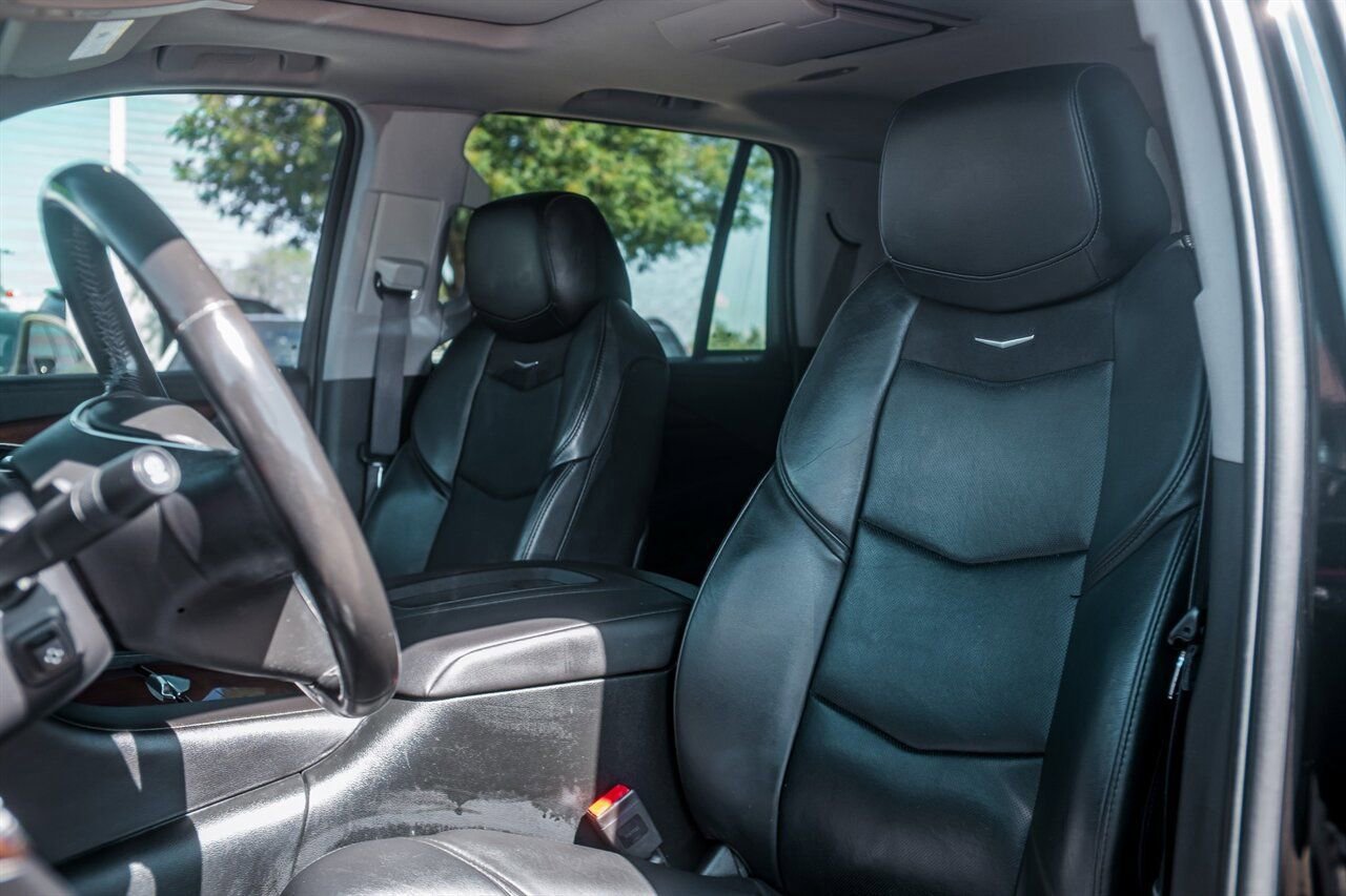 Used 2017 Cadillac Escalade Luxury AWD/4WD image 17