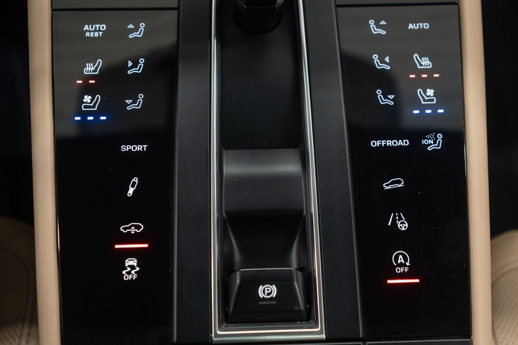 Used 2024 Porsche Macan S AWD/4WD image 28