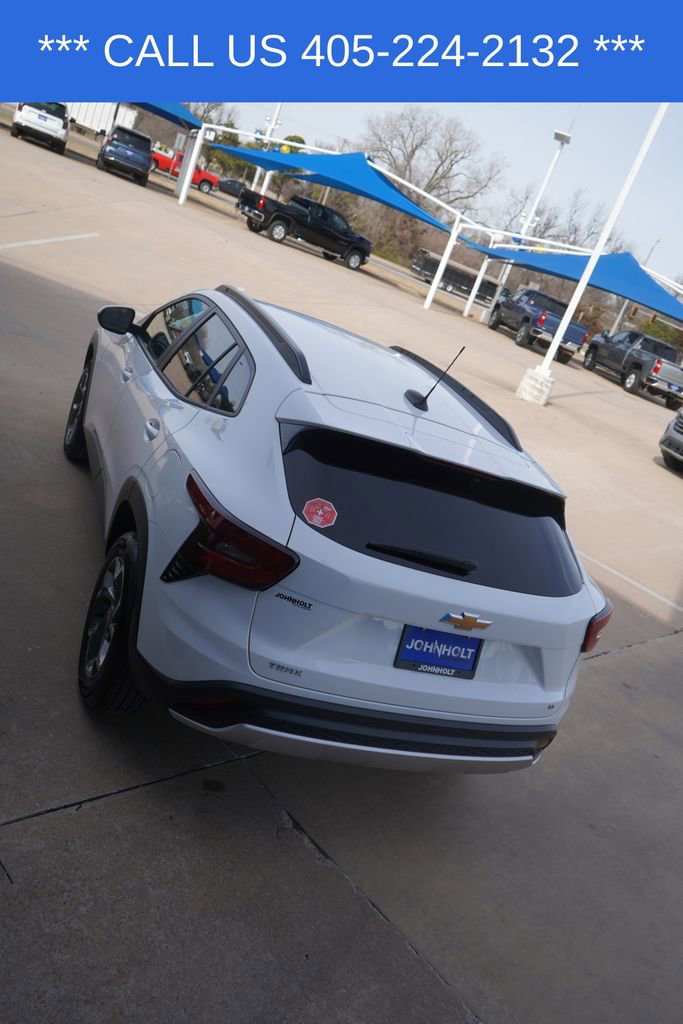 Used 2025 Chevrolet Trax LT w/ LT Convenience Package image 14