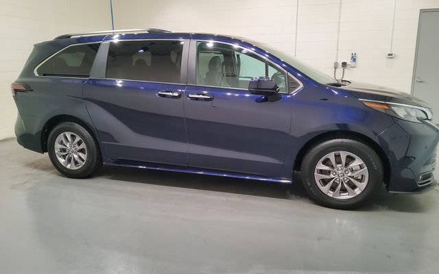 Used 2025 Toyota Sienna XLE FWD image 10