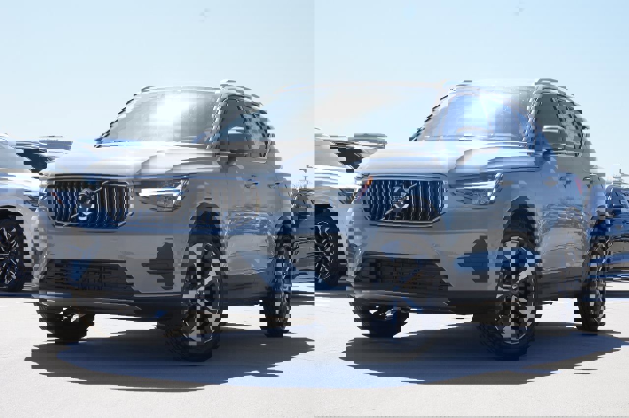 New 2025 Volvo XC40 B5 Core w/ Protection Package Premier