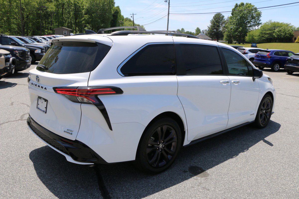 Used 2021 Toyota Sienna XSE FWD image 8