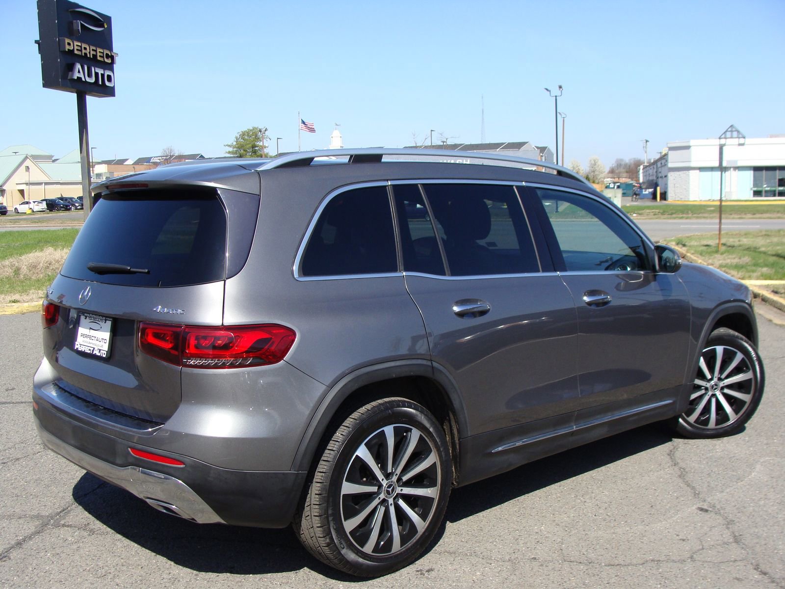 Used 2020 Mercedes-Benz GLB 250 4MATIC w/ Premium Package image 6
