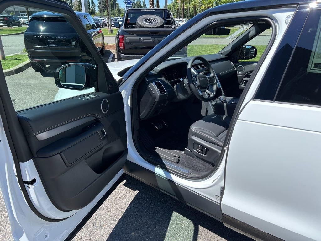 New 2025 Land Rover Discovery Dynamic SE image 10