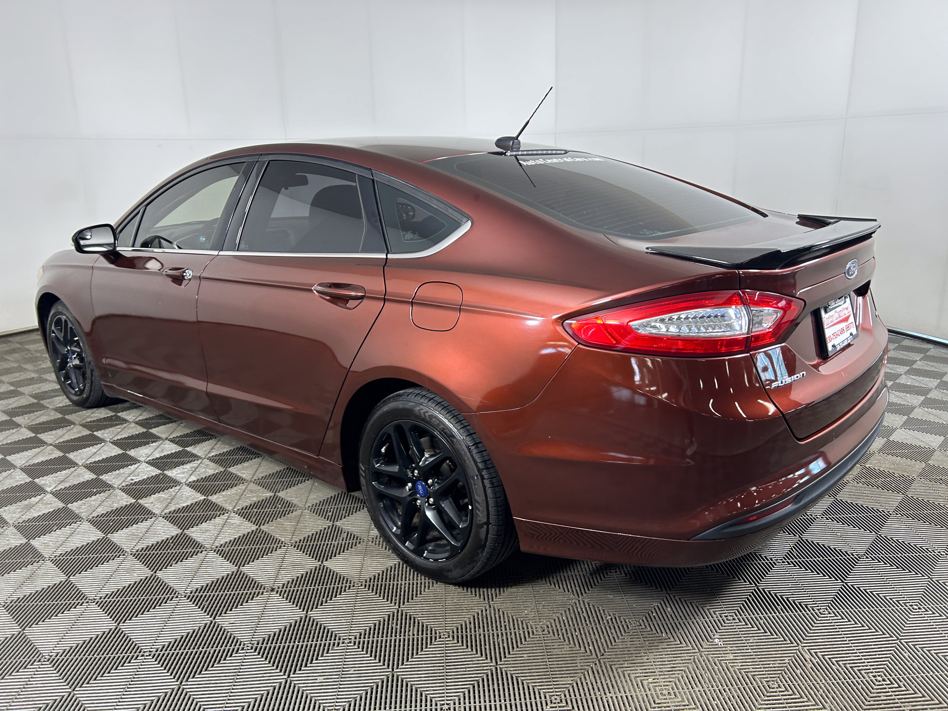 Used 2015 Ford Fusion SE FWD image 3