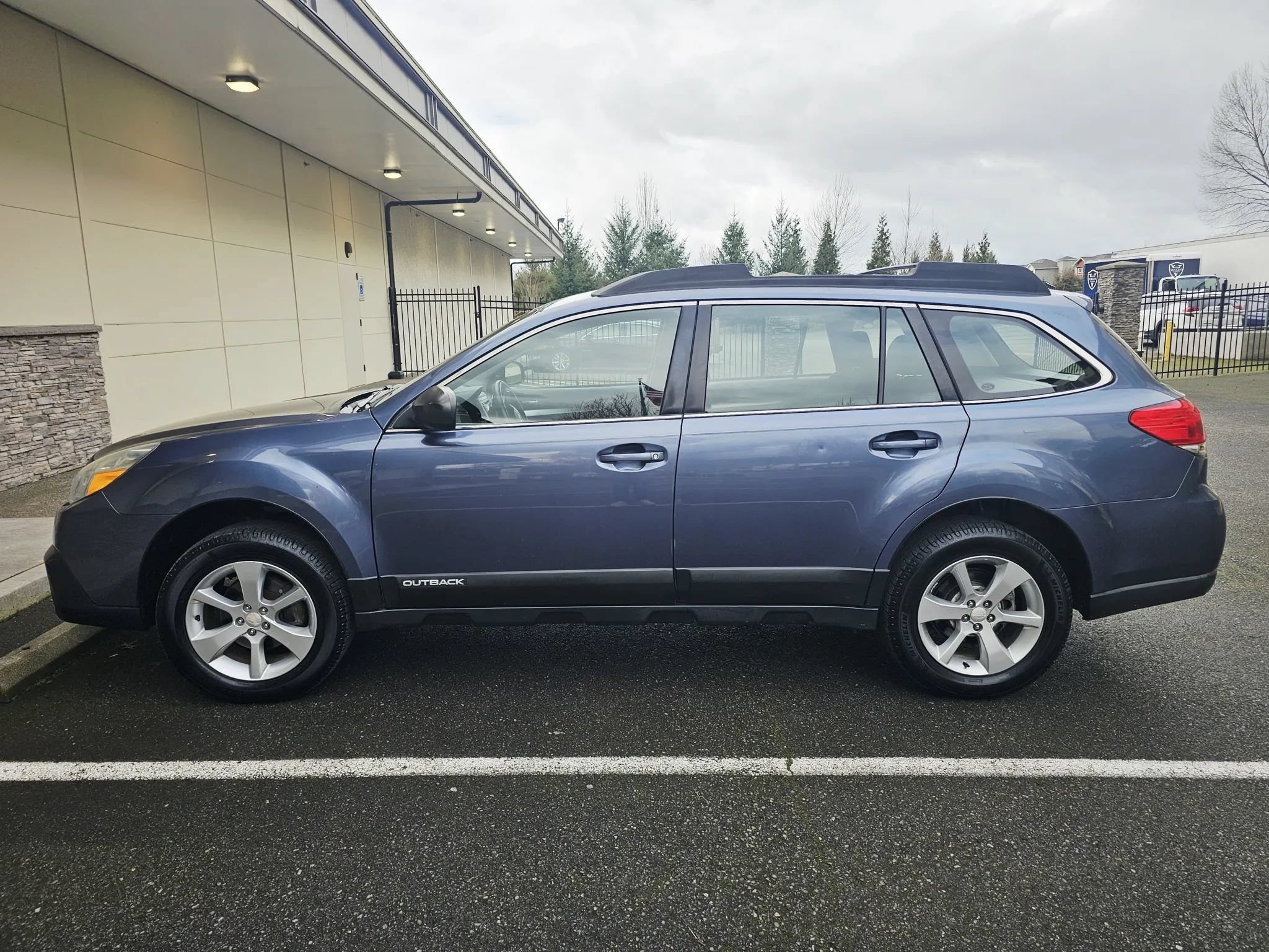 Used 2014 Subaru Outback 2.5i w/ Alloy Wheel Package AWD/4WD image 2