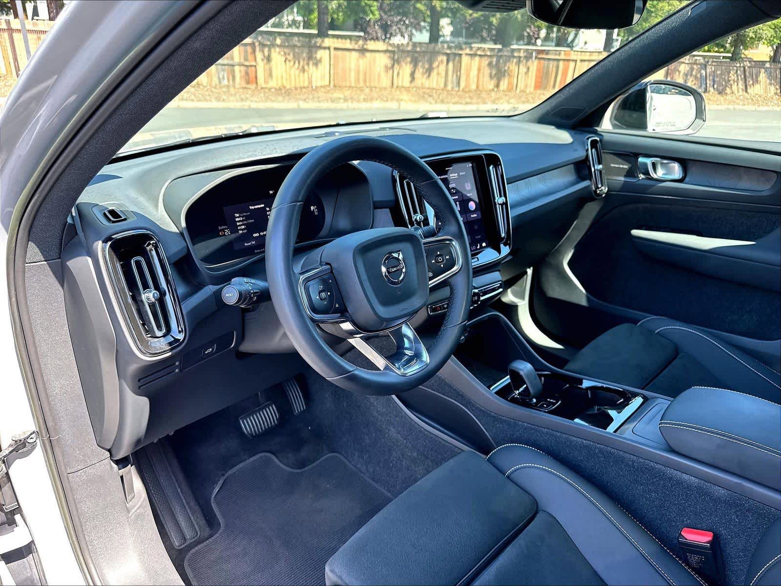 Used 2023 Volvo XC40 Recharge Ultimate AWD/4WD image 17