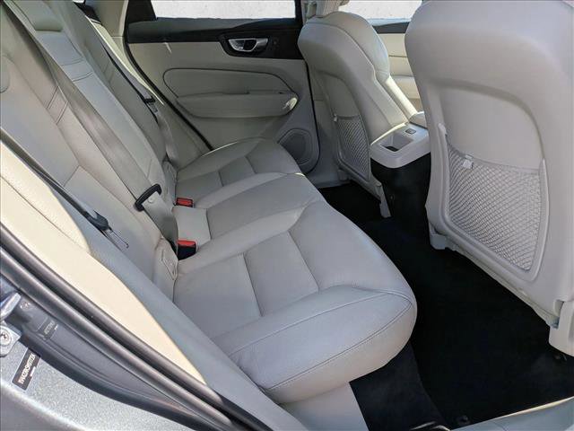 Used 2021 Volvo XC60 T6 Momentum image 21