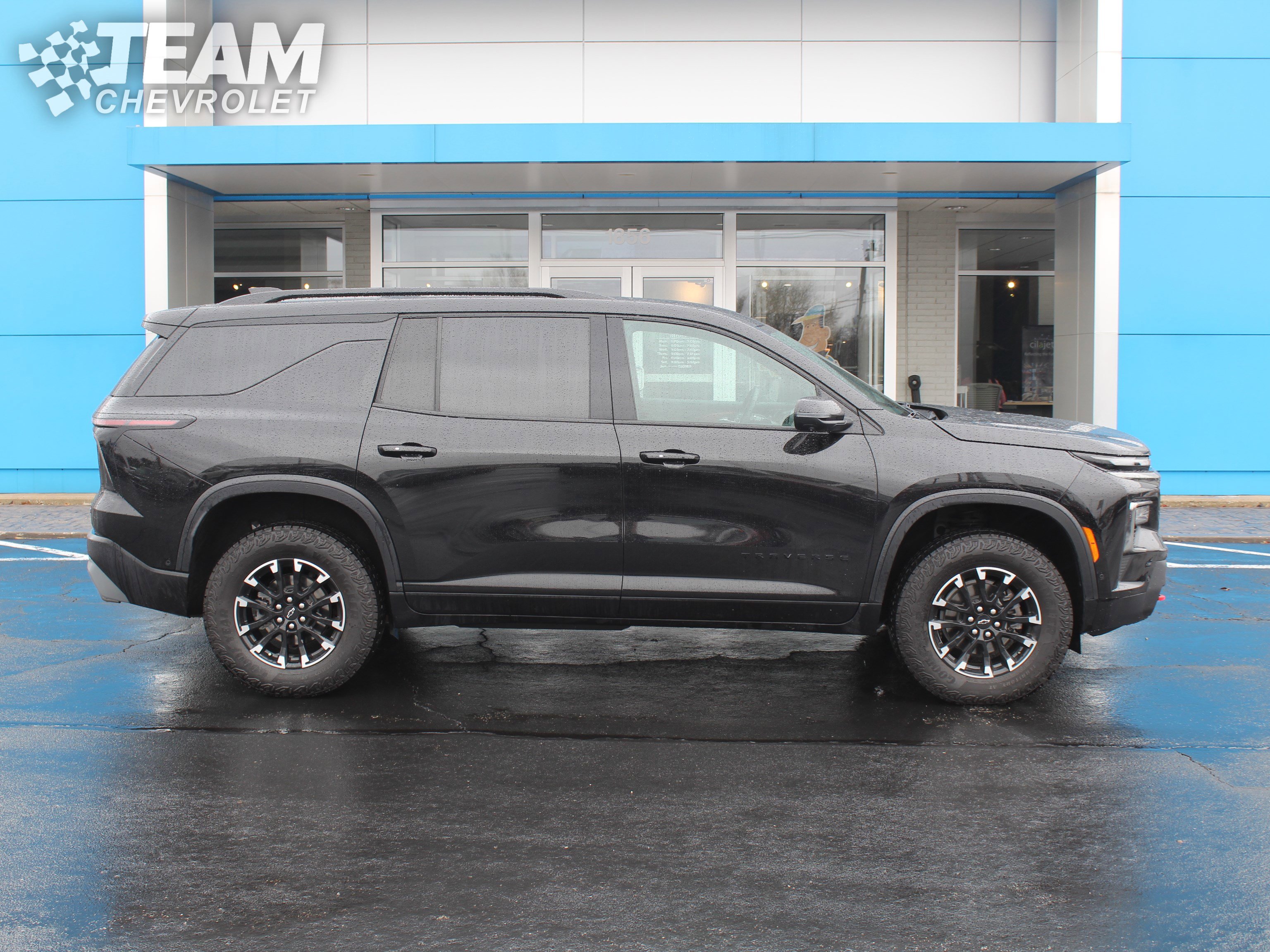 Used 2024 Chevrolet Traverse Z71 w/ Enhanced Driving Package image 3