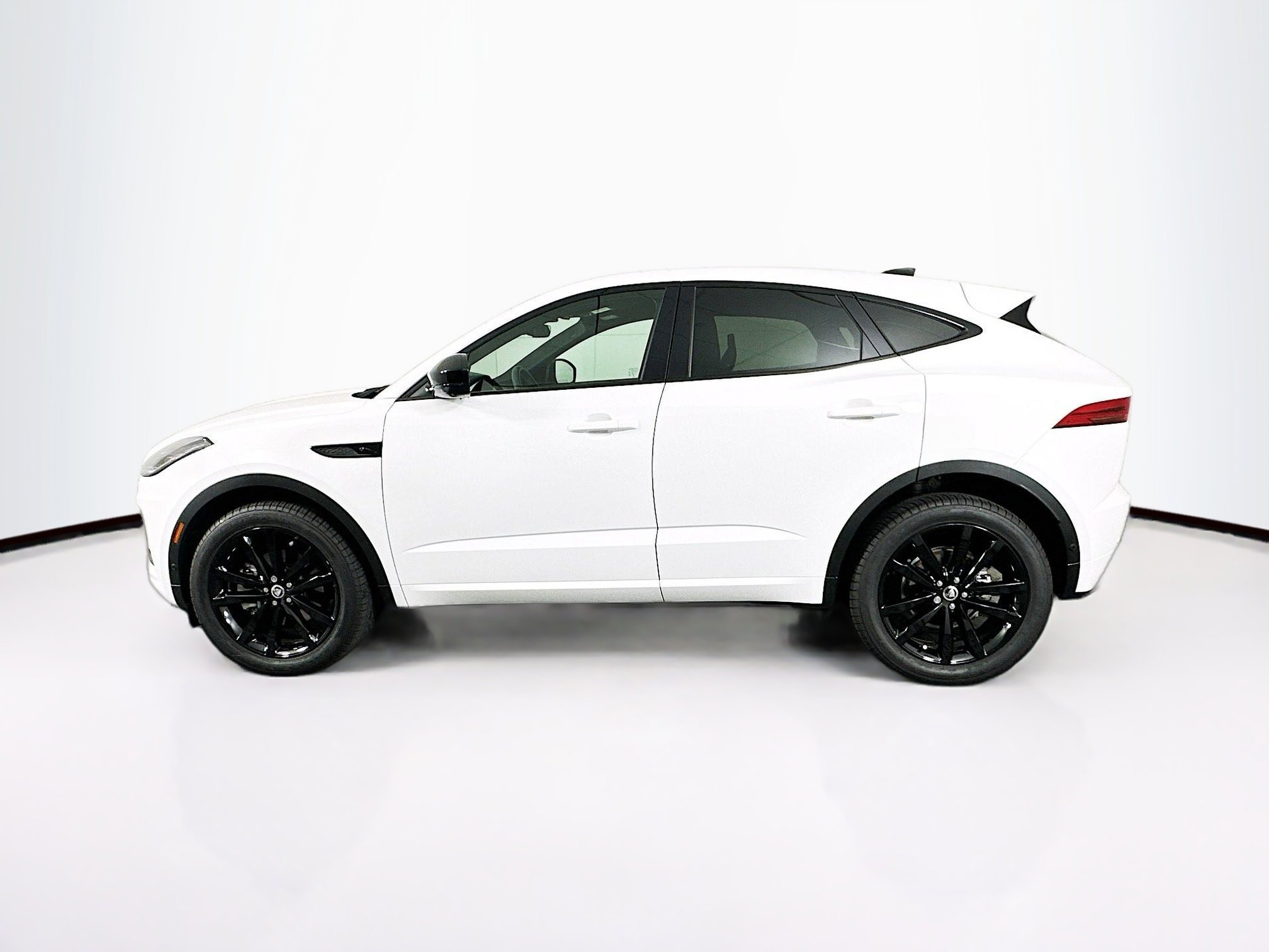 Used 2024 Jaguar E-PACE R-Dynamic SE image 4