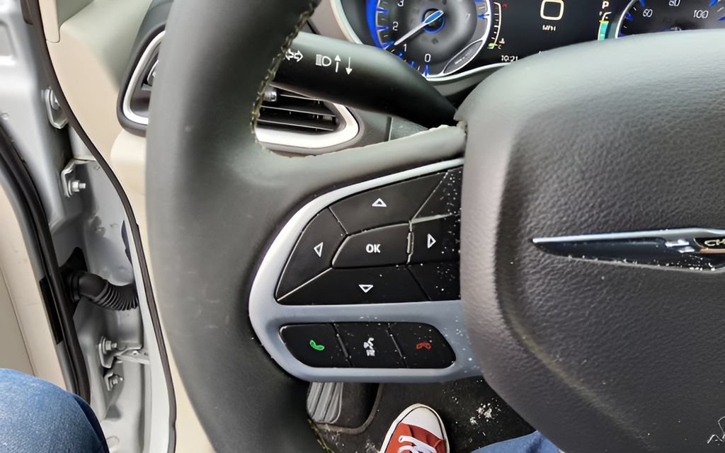 Used 2024 Chrysler Pacifica Touring-L FWD image 39