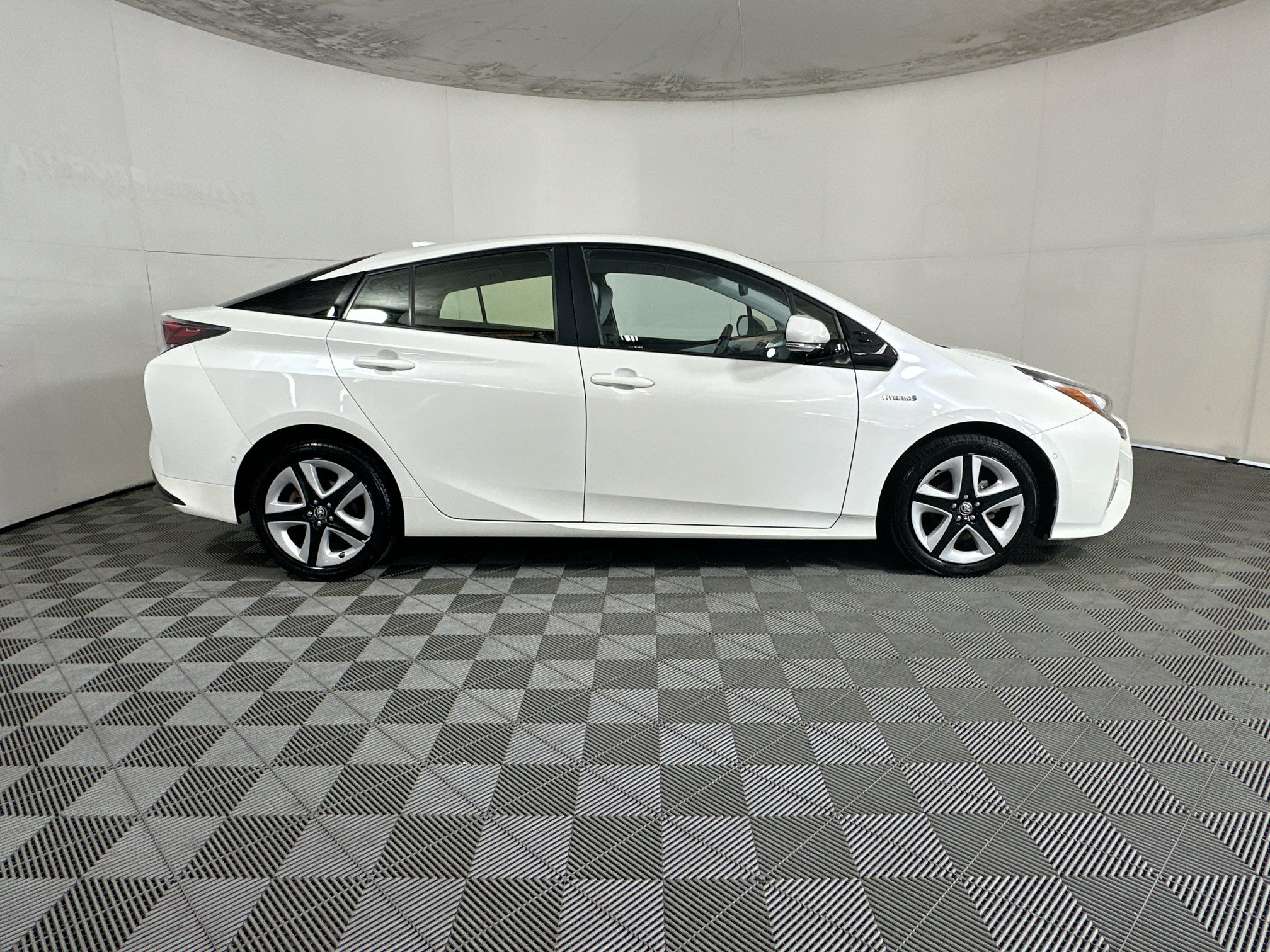 Used 2017 Toyota Prius Four Touring w/ Premium Convenience Package FWD image 2