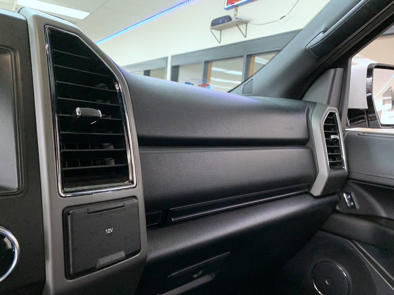 Used 2019 Ford Expedition XLT image 18