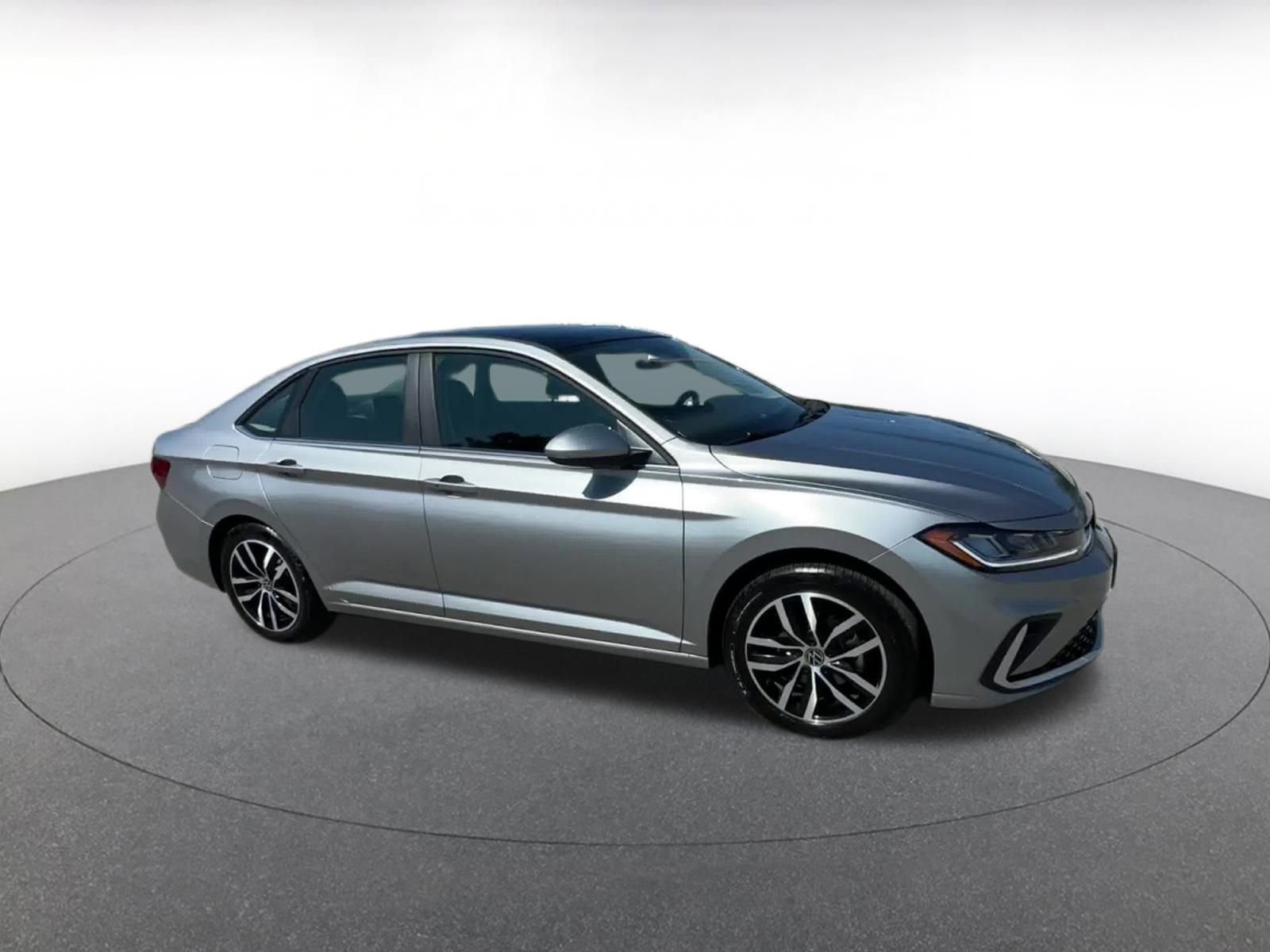 Used 2025 Volkswagen Jetta SE image 2