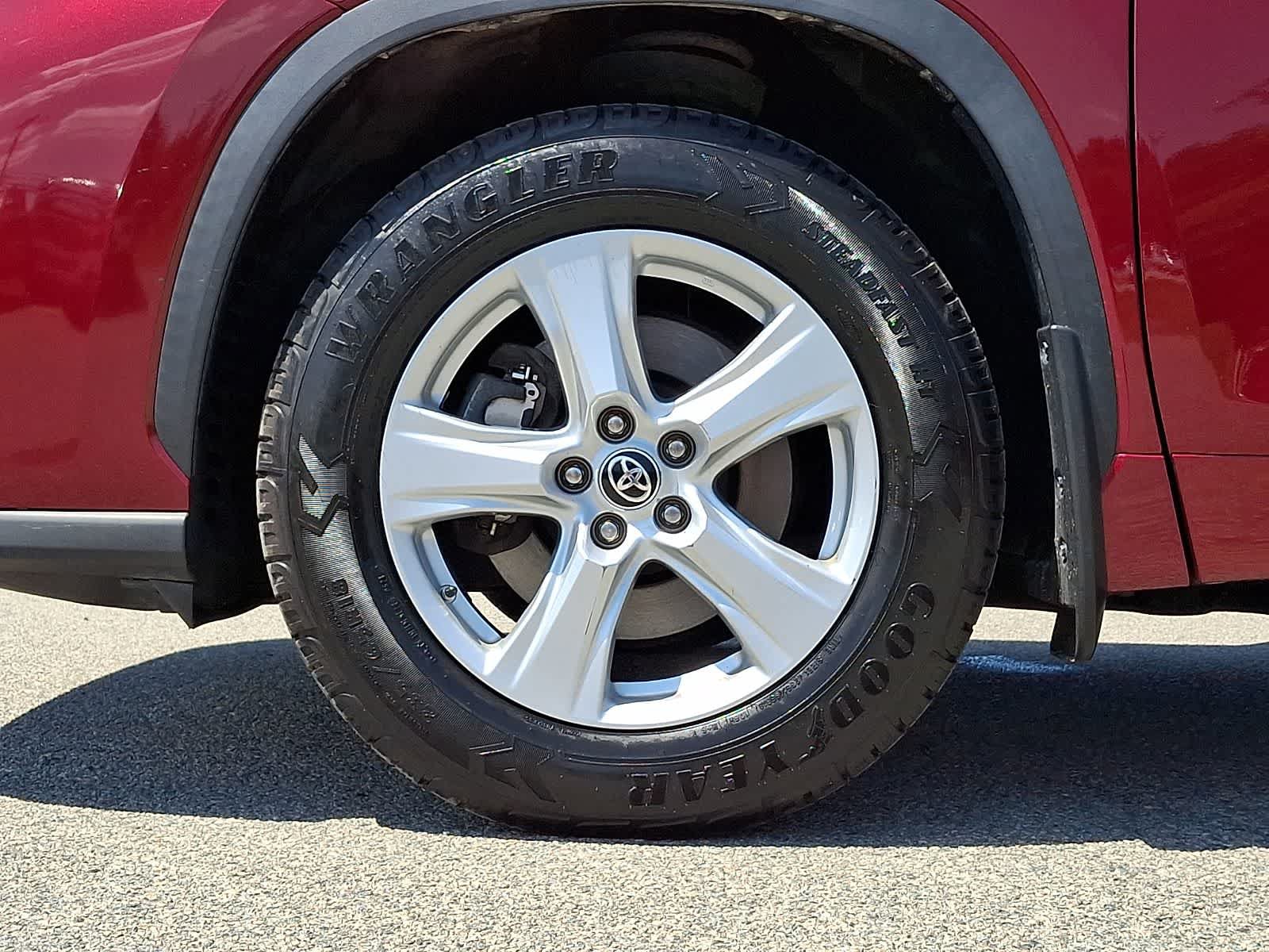 Used 2020 Toyota Highlander LE AWD/4WD image 10