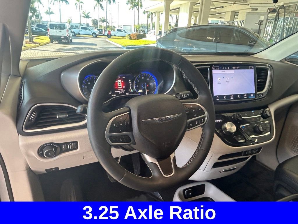 Used 2024 Chrysler Pacifica Touring-L image 33