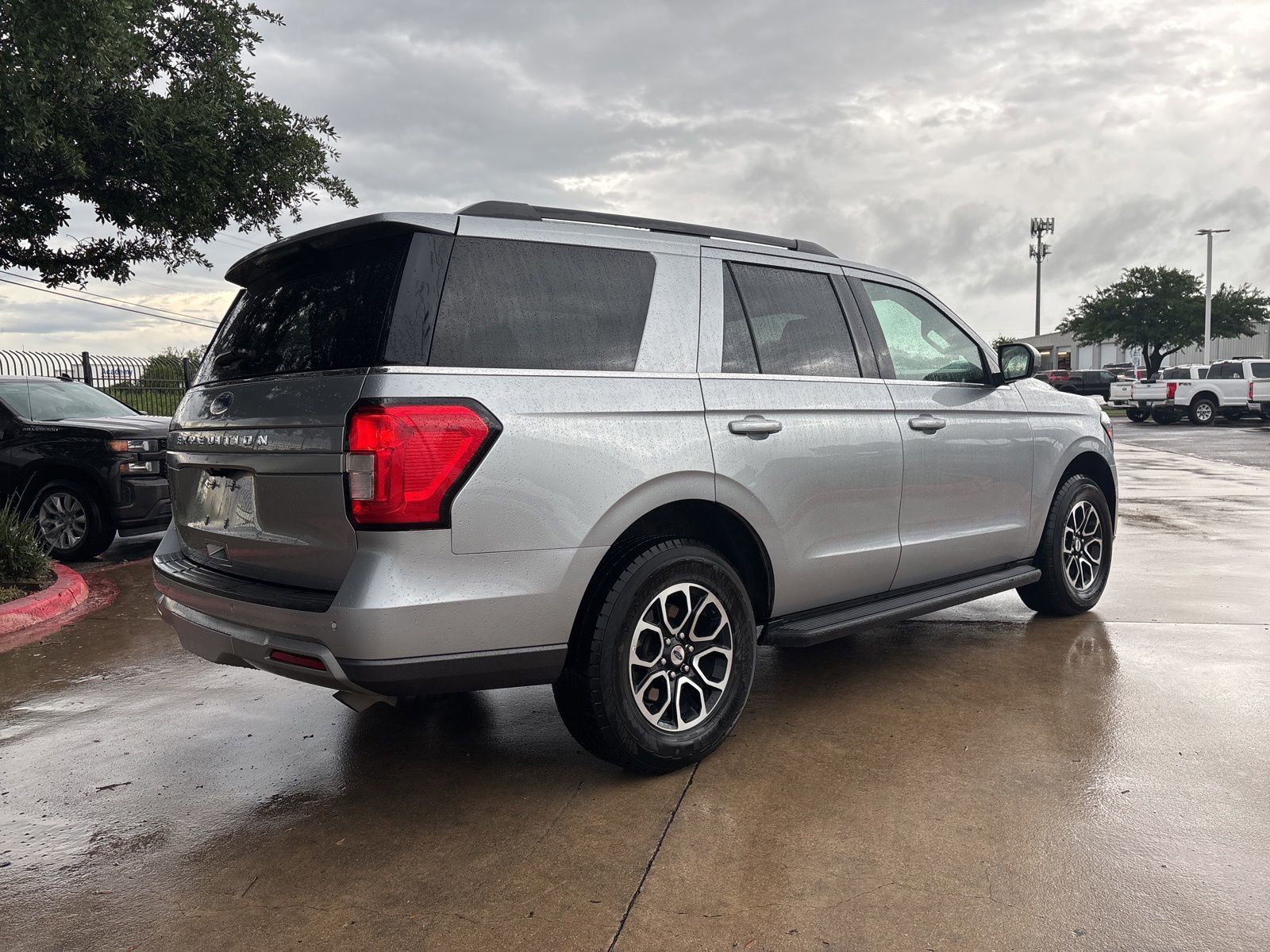 Used 2024 Ford Expedition XLT AWD/4WD image 3
