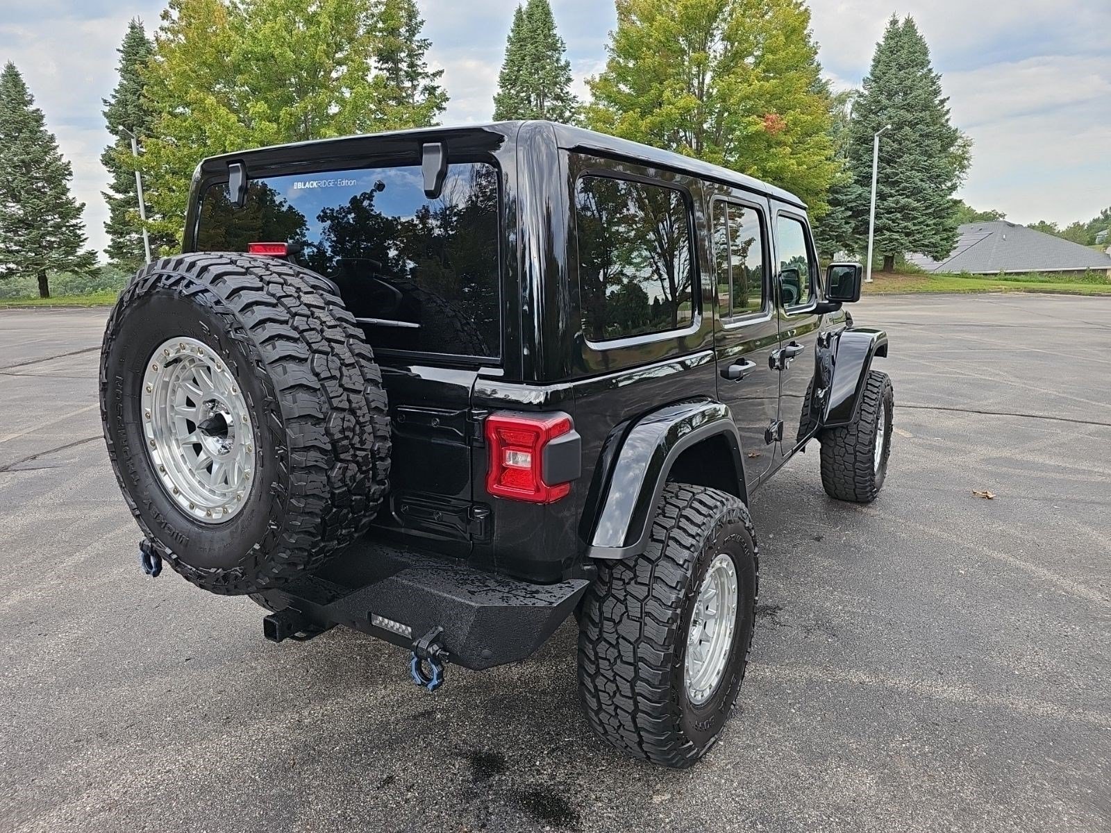 Used 2025 Jeep Wrangler Unlimited Sahara AWD/4WD image 6