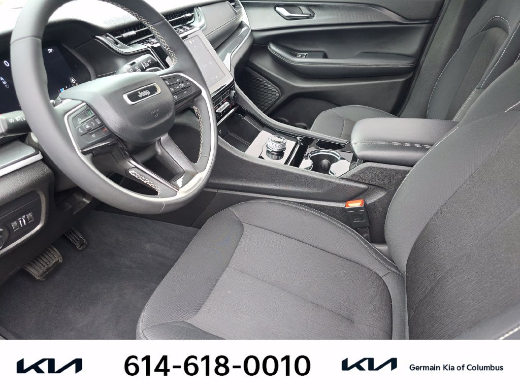 Used 2023 Jeep Grand Cherokee Laredo w/ Luxury Tech Group I AWD/4WD image 17