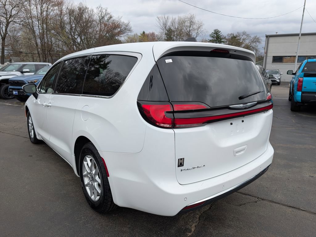 Used 2023 Chrysler Pacifica Touring-L FWD image 5