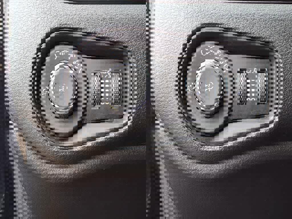 Used 2018 Jeep Renegade Latitude image 23