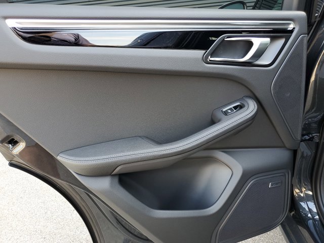 Used 2025 Porsche Macan image 21
