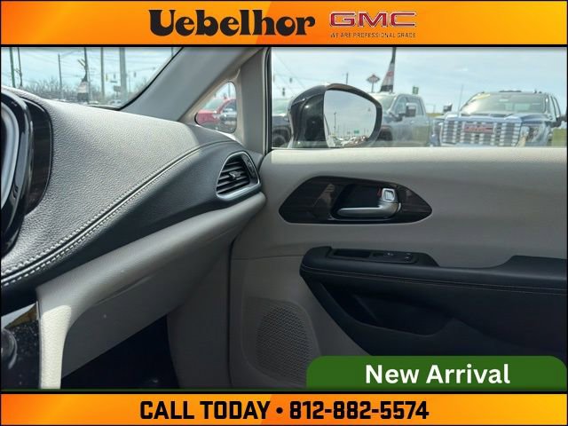 Used 2024 Chrysler Pacifica Limited image 35