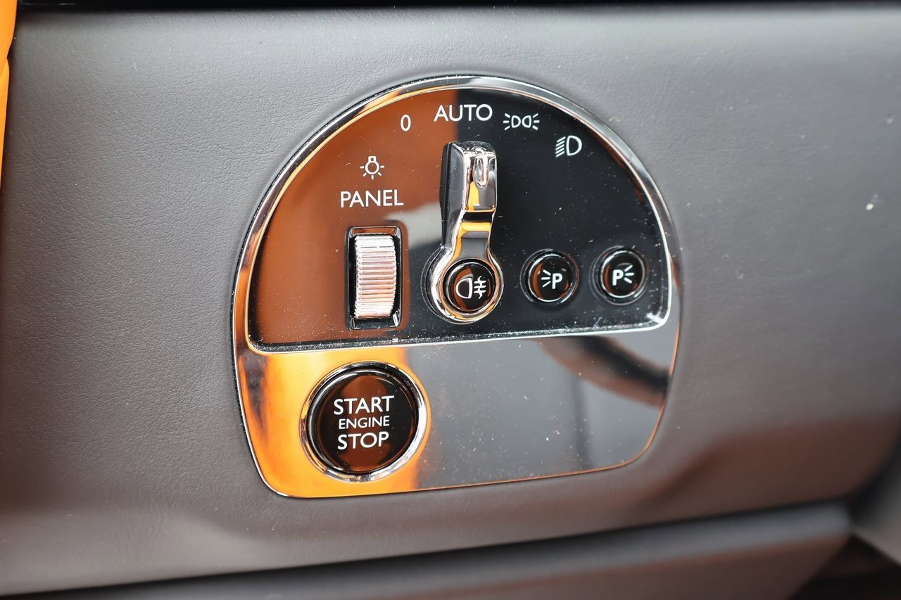Used 2025 Rolls-Royce Cullinan image 30