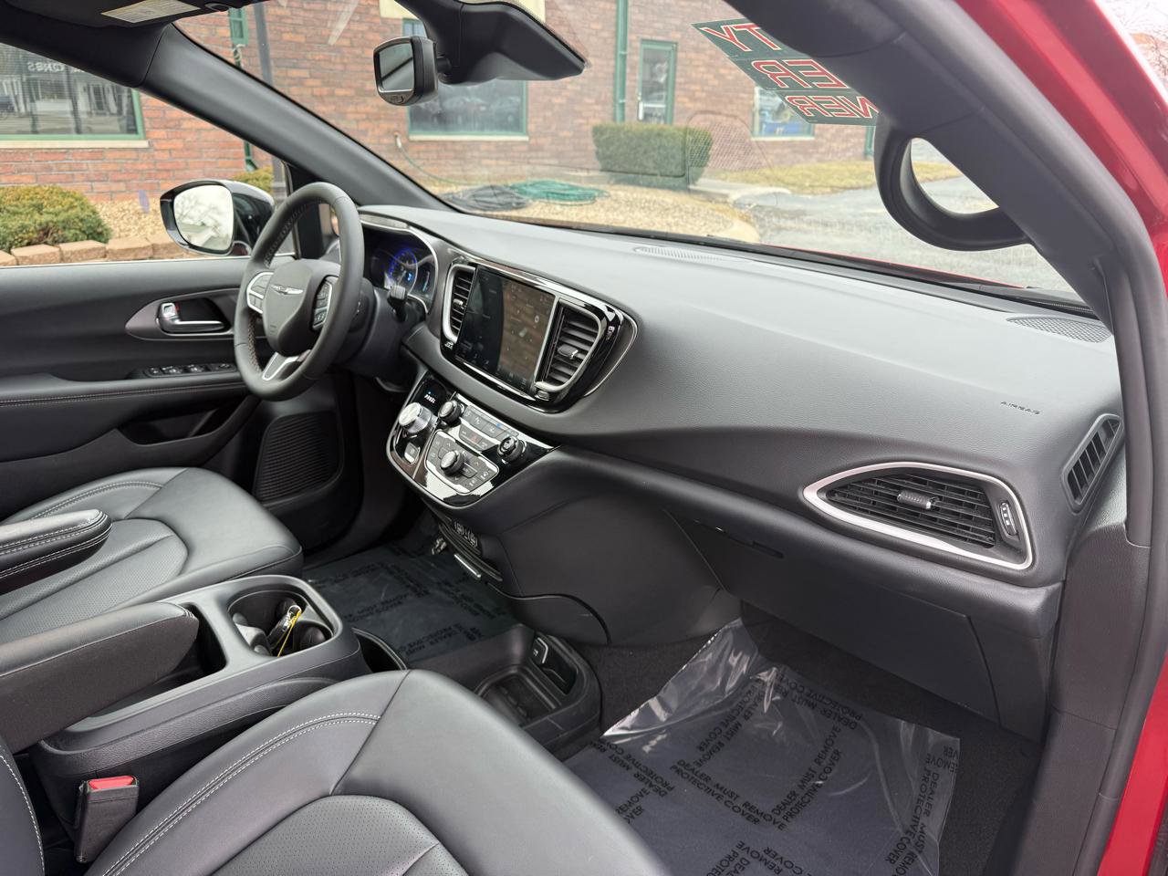 Used 2025 Chrysler Pacifica Select image 15