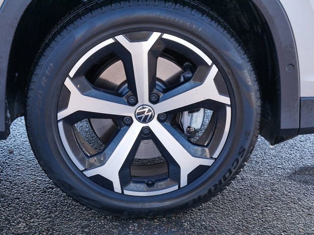 Certified 2025 Volkswagen Tiguan SE image 9