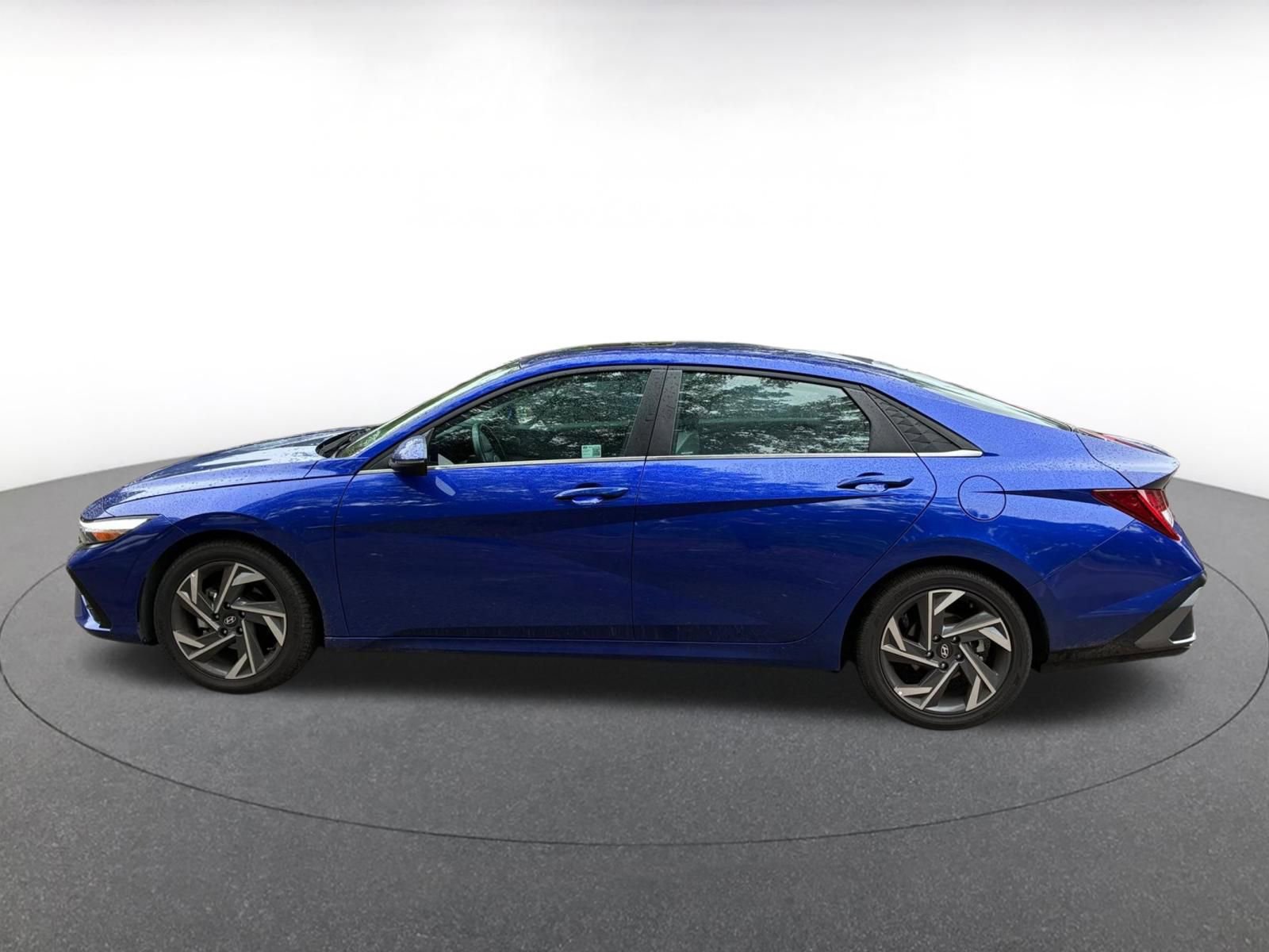 Used 2025 Hyundai Elantra Limited FWD image 4