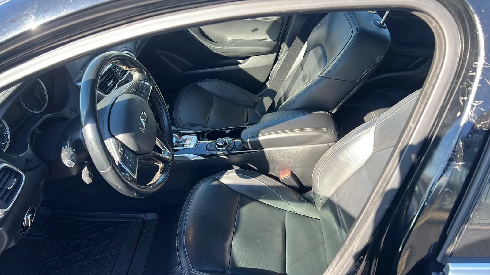 Used 2017 INFINITI QX30 Premium w/ Navigation Package AWD/4WD image 3