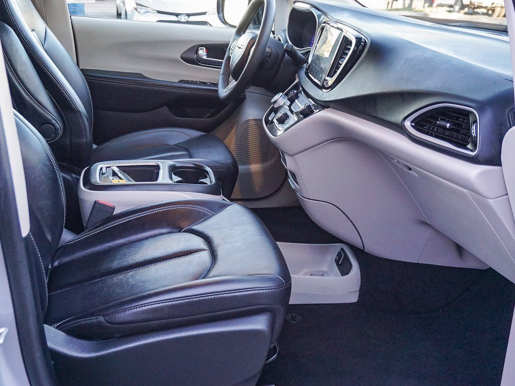 Used 2024 Chrysler Pacifica Touring-L image 13