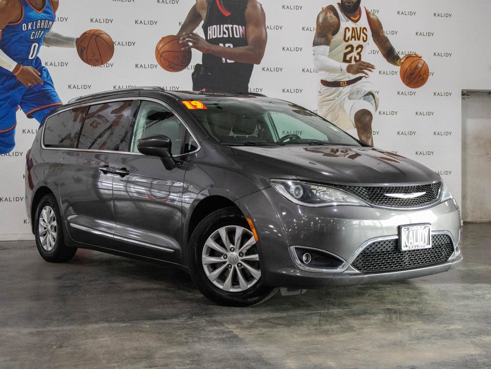 Used 2019 Chrysler Pacifica Touring-L image 2