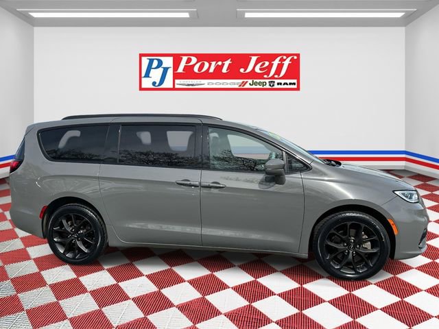 Used 2022 Chrysler Pacifica Touring-L w/ S Appearance Package AWD/4WD image 3