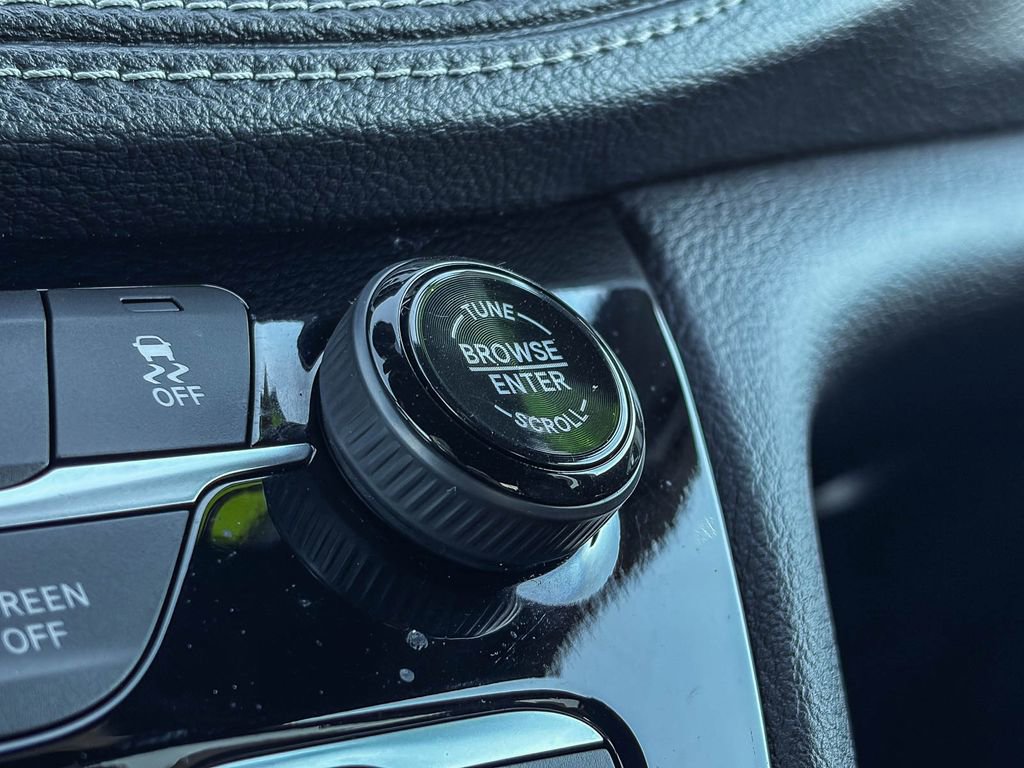 Used 2025 Chrysler Pacifica Premium image 31