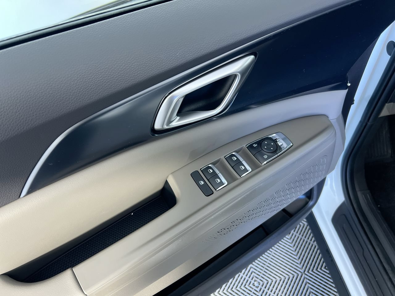 New 2027 Kia Carnival LX FWD image 16