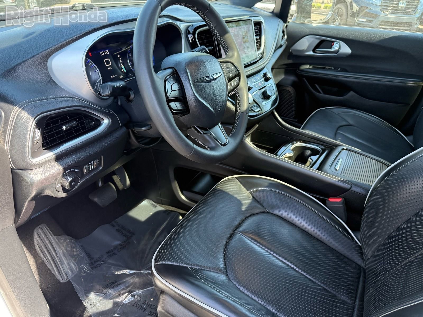 Used 2025 Chrysler Pacifica Limited image 11