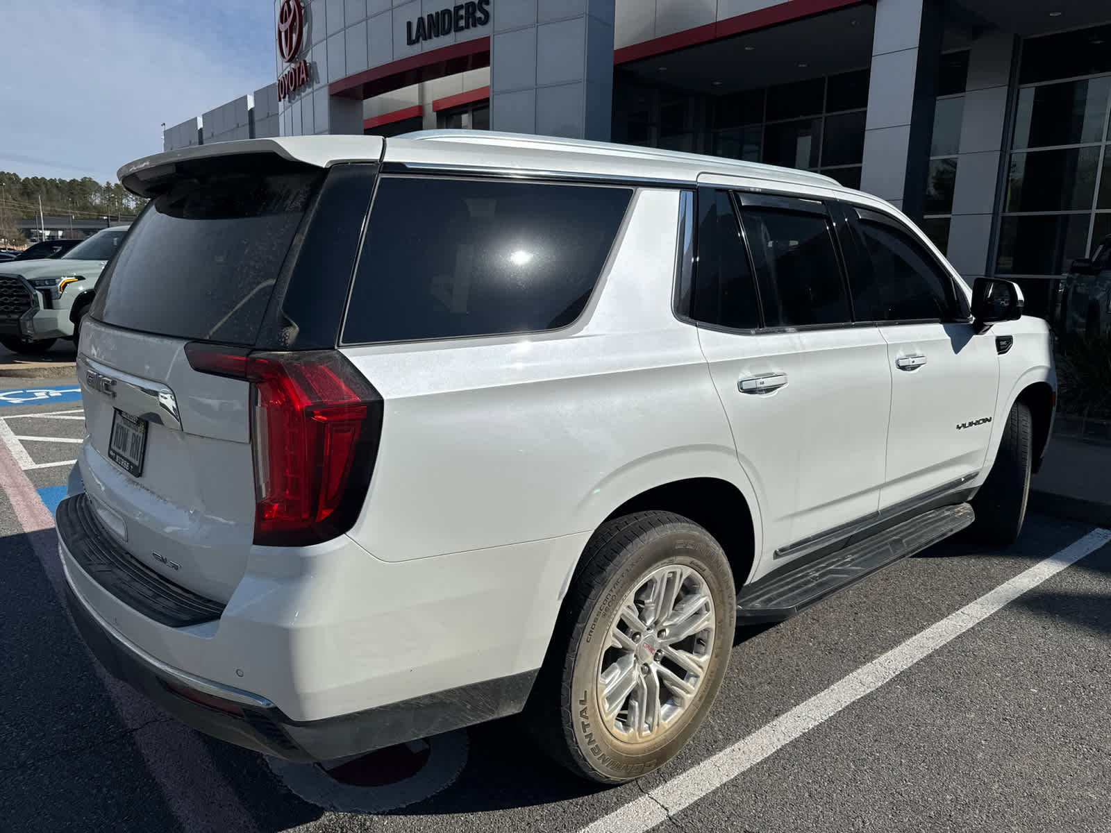 Used 2023 GMC Yukon SLT w/ SLT Premium Package image 2