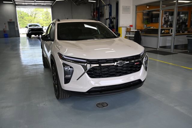 New 2026 Chevrolet Trax RS w/ Driver Confidence Package FWD image 3