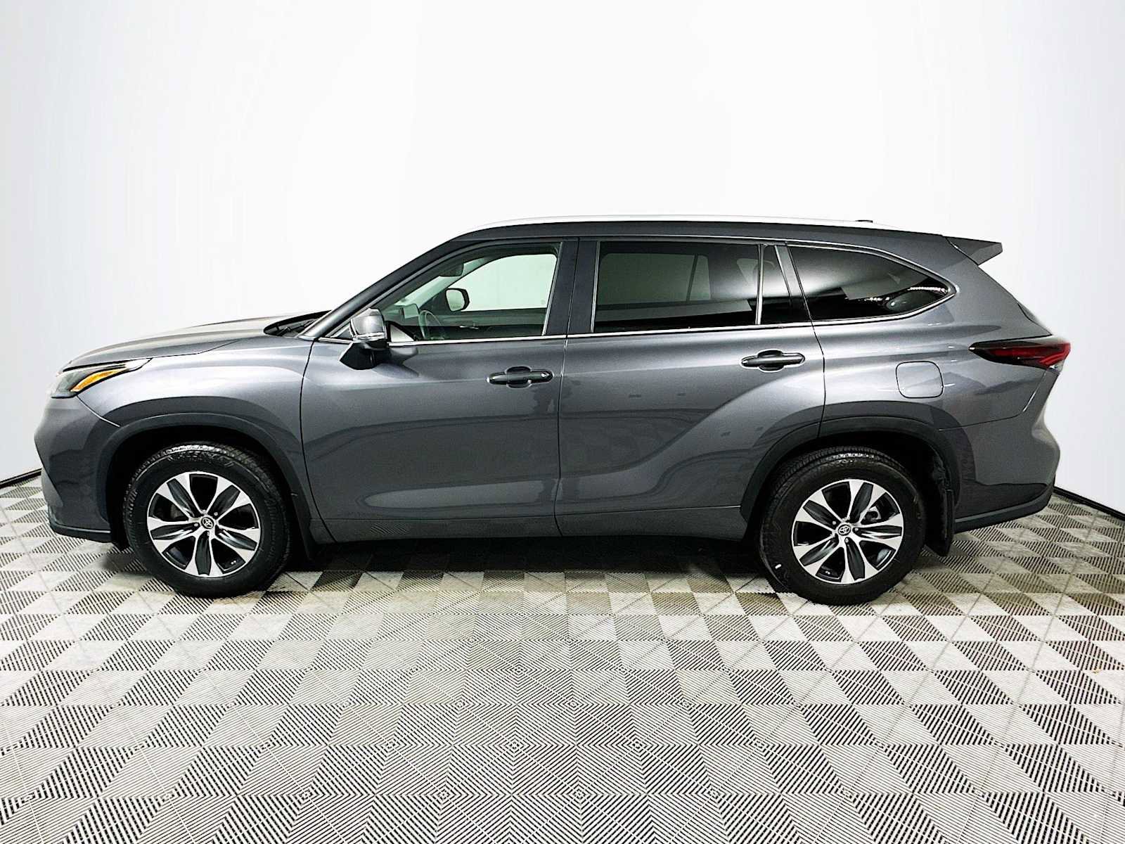 Used 2024 Toyota Highlander XLE image 4